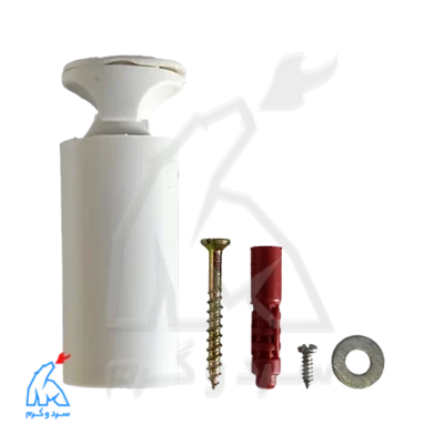 بست حوله خشک کن دکمه‌ای سفید در کنار متعلقات